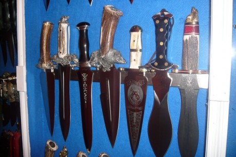 Hola, quiero colgar en la pared o dentro de una vitrina mi coleccion de cuchillos y bayonetas, hay algunos 91