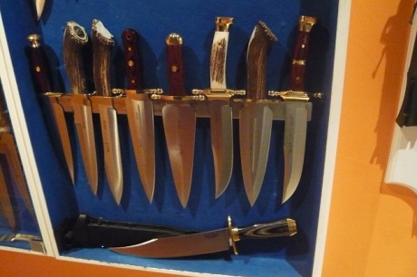 Hola, quiero colgar en la pared o dentro de una vitrina mi coleccion de cuchillos y bayonetas, hay algunos 90