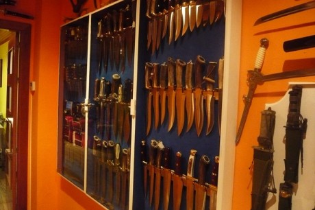 Hola, quiero colgar en la pared o dentro de una vitrina mi coleccion de cuchillos y bayonetas, hay algunos 12