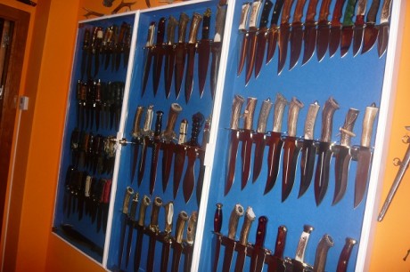 Hola, quiero colgar en la pared o dentro de una vitrina mi coleccion de cuchillos y bayonetas, hay algunos 11