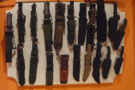 Hola, quiero colgar en la pared o dentro de una vitrina mi coleccion de cuchillos y bayonetas, hay algunos 10