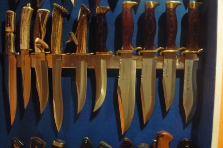 Hola, quiero colgar en la pared o dentro de una vitrina mi coleccion de cuchillos y bayonetas, hay algunos 22