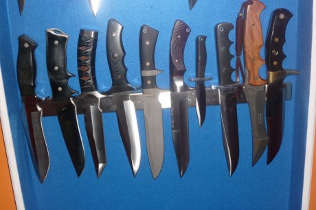 Hola, quiero colgar en la pared o dentro de una vitrina mi coleccion de cuchillos y bayonetas, hay algunos 21