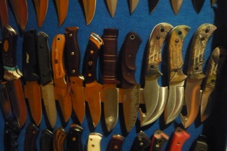 Hola, quiero colgar en la pared o dentro de una vitrina mi coleccion de cuchillos y bayonetas, hay algunos 20