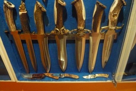 Hola, quiero colgar en la pared o dentro de una vitrina mi coleccion de cuchillos y bayonetas, hay algunos 32