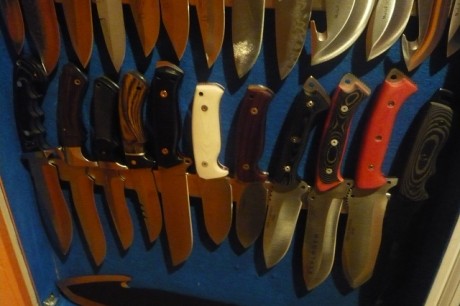 Hola, quiero colgar en la pared o dentro de una vitrina mi coleccion de cuchillos y bayonetas, hay algunos 31