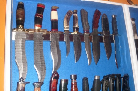 Hola, quiero colgar en la pared o dentro de una vitrina mi coleccion de cuchillos y bayonetas, hay algunos 42