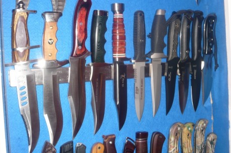 Hola, quiero colgar en la pared o dentro de una vitrina mi coleccion de cuchillos y bayonetas, hay algunos 41