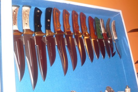 Hola, quiero colgar en la pared o dentro de una vitrina mi coleccion de cuchillos y bayonetas, hay algunos 52