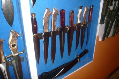 Hola, quiero colgar en la pared o dentro de una vitrina mi coleccion de cuchillos y bayonetas, hay algunos 51