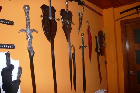 Hola, quiero colgar en la pared o dentro de una vitrina mi coleccion de cuchillos y bayonetas, hay algunos 50