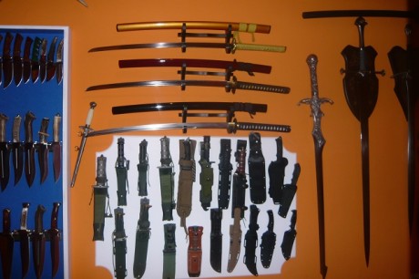 Hola, quiero colgar en la pared o dentro de una vitrina mi coleccion de cuchillos y bayonetas, hay algunos 71