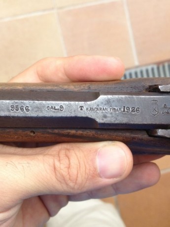 Debido a la muerte de un familiar muy aficionado a las armas, hemos encontrado varias armas antiguas, 01