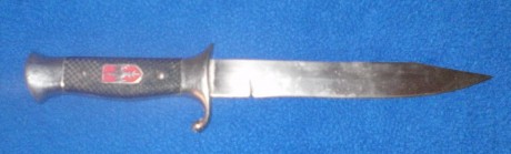 Hola a todos,

Hace ya unos 20 años, le tomé prestado este cuchillo/bayoneta a mi abuelo que participó 02