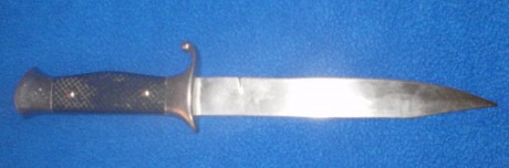 Hola a todos,

Hace ya unos 20 años, le tomé prestado este cuchillo/bayoneta a mi abuelo que participó 00
