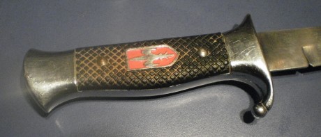 Hola a todos,

Hace ya unos 20 años, le tomé prestado este cuchillo/bayoneta a mi abuelo que participó 11
