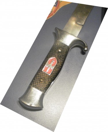 Hola a todos,

Hace ya unos 20 años, le tomé prestado este cuchillo/bayoneta a mi abuelo que participó 10