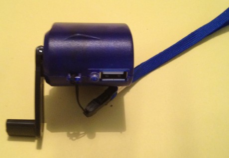 Vendo cargador de emergencia usb a manivela, valido para la gran mayoría de dispositivos USB.

15€ portes 00