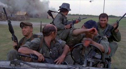 Compañeros,

En vista de las ganas de algunos (Elcafe, Wilcow, Vrakk, etc) por adivinar armas de películas 90