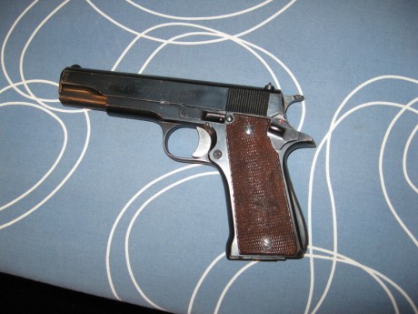 hola, he comprado esta pistola por unos eurillos.
no se que modelo es, ni de que ano, ni nada de ella.
me 20