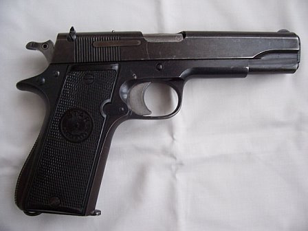 hola, he comprado esta pistola por unos eurillos.
no se que modelo es, ni de que ano, ni nada de ella.
me 142