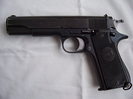 hola, he comprado esta pistola por unos eurillos.
no se que modelo es, ni de que ano, ni nada de ella.
me 141