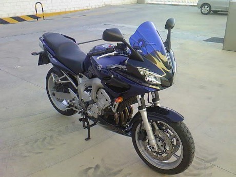 Buenas noches a todos. Vendo por no usar mi preciada moto Yamaha Fazer semi carenada de 600 cc y 98 cv. 10