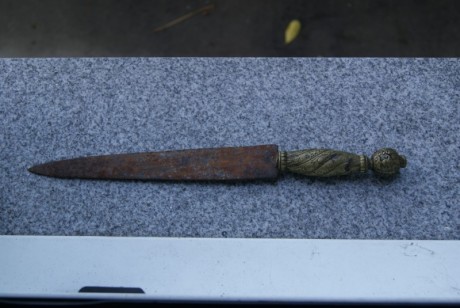 Hola.
Queria saber si alguien puede darme alguna informacion sobre este cuchillo.

De que material puede 02