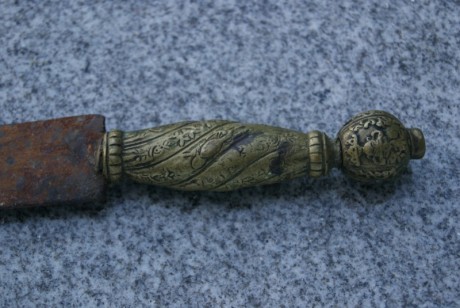 Hola.
Queria saber si alguien puede darme alguna informacion sobre este cuchillo.

De que material puede 01