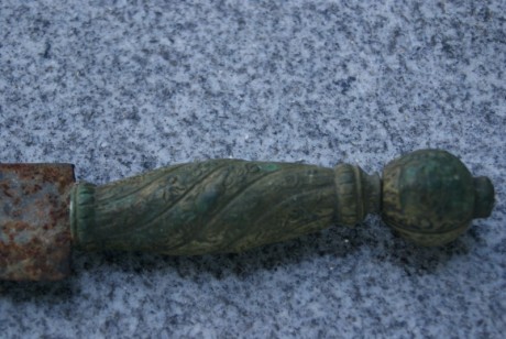 Hola.
Queria saber si alguien puede darme alguna informacion sobre este cuchillo.

De que material puede 00