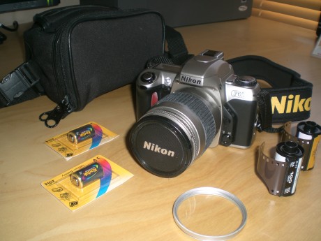 IMPECABLE, CON MUY POCO USO, SE INCLUYE INSTRUCCIONES, FUNDA, DOS CARRETES, DOS PILAS Y FILTRO DE UV. 00