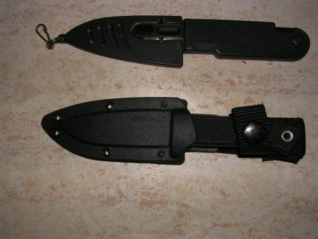 De todos los cuchillos pequeños que tengo, estos son los dos que más me gustan, el de arriba es el Cold 00