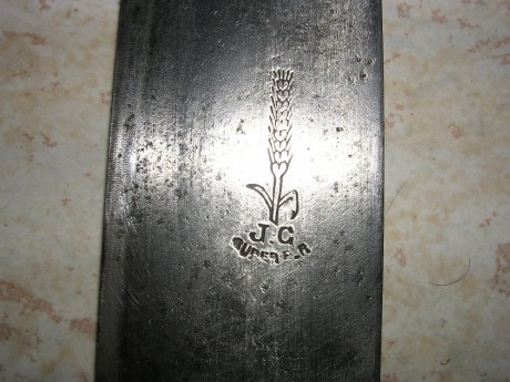 Hace tiempo que tengo este cuchillo y no conozco el marcaje ¿alguno lo conoceis?.
El cuchillo es enterizo, 01