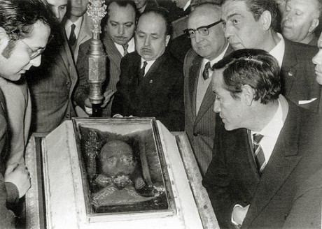 Hola.

Estos días se está llevando a cabo la autopsia de la momia de uno de los más grandes y famosos 90