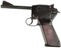 Hace unos días encontré por casualidad en una web extranjera un arma a la venta que hacía muchos años 100