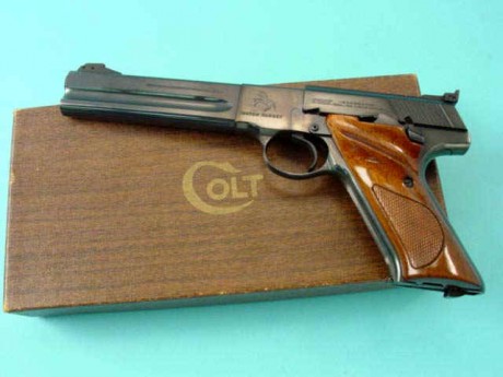 Les presumo esta pistola Colt Match Target cal. 22 L.R. que recién adquirí, esta como recién salida de 00