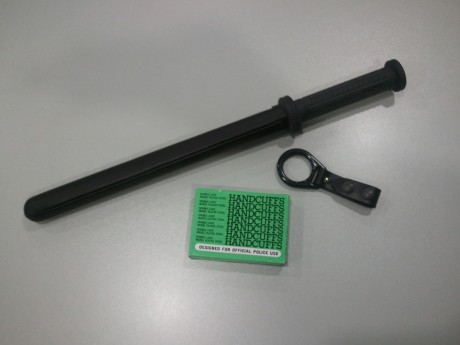 Hola, vendo una defensa semirigida de elastomero 50 cm (forrada en cuero) con su tahali y unos grilletes 00