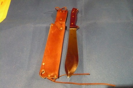 hola buenas,a ver si alguien podria identificar el cuchillo que es como el suvirval de aitor,en la hoja 02