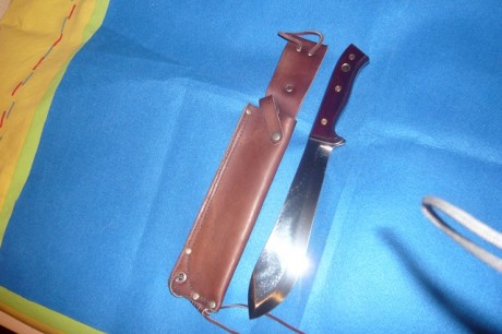hola buenas,a ver si alguien podria identificar el cuchillo que es como el suvirval de aitor,en la hoja 01
