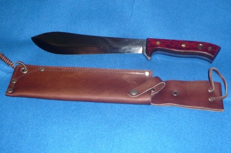 hola buenas,a ver si alguien podria identificar el cuchillo que es como el suvirval de aitor,en la hoja 00