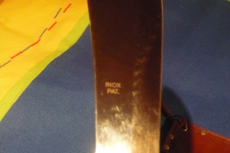 hola buenas,a ver si alguien podria identificar el cuchillo que es como el suvirval de aitor,en la hoja 12