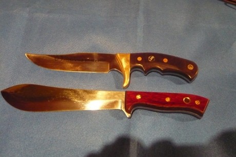 hola buenas,a ver si alguien podria identificar el cuchillo que es como el suvirval de aitor,en la hoja 11
