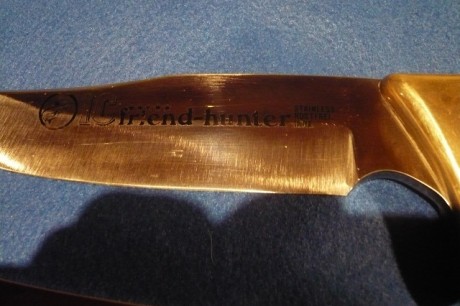 hola buenas,a ver si alguien podria identificar el cuchillo que es como el suvirval de aitor,en la hoja 21