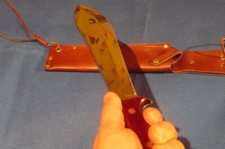 hola buenas,a ver si alguien podria identificar el cuchillo que es como el suvirval de aitor,en la hoja 20