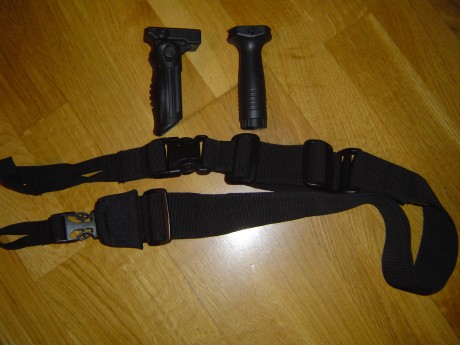 Hola, pongo en venta una correa tactica de 3 puntos de israeli-weapons y dos grips verticales de NCstar 00