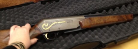 Pues eso que viendo el catálogo de rifles de Browning me da a mí que en zurdo en semi, solo hay el Bar 70