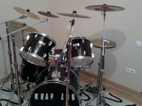 Pues lo dicho, vendo mi bateria marca TAMA por no utilizarla y es una pena que nadie la haga sonar, su 02