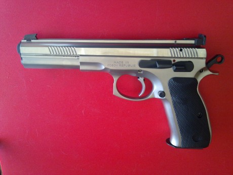 Hola amigos! ya que se muestran tantas armas buenas creo que a los propietarios de una cz 75 se nos tendría 100