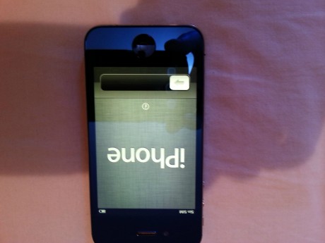 hola es negro,de 16 gb,libre,tiene caja y accesorios el movil esta usado,la pantalla y tapa trasera tienen 00