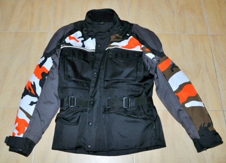 Hola amigos!

Vendo esta cazadora- puesta una sola vez- de moto, es cordura, con forro térmico invierno 00